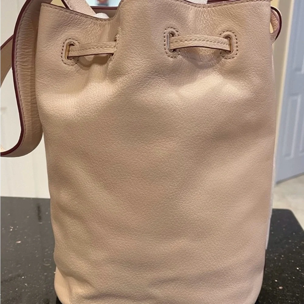 TORY BURCH BRODY BUCKET CROSSBODY LEATHER BUCKET SHOULDER BAG - used once. - Picture 2 of 4